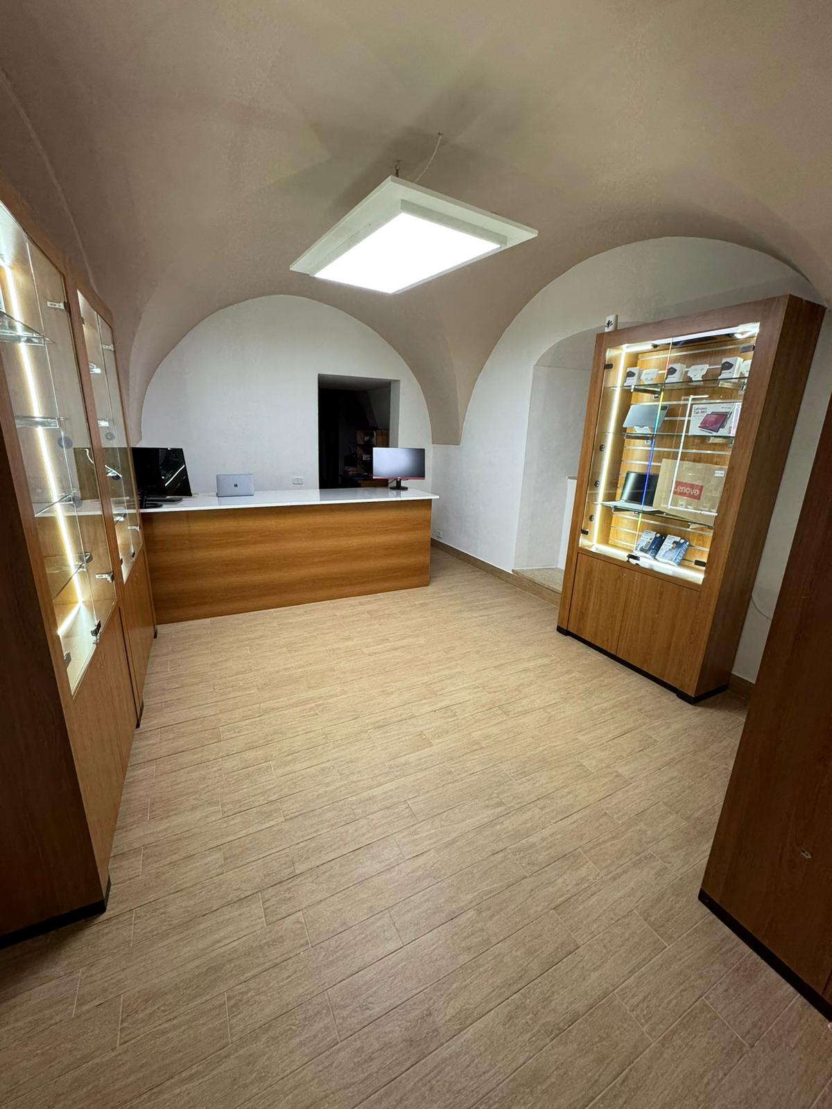 Il bancone di SmartPoint con le postazioni per l'assistenza e la vetrina di computer e tablet