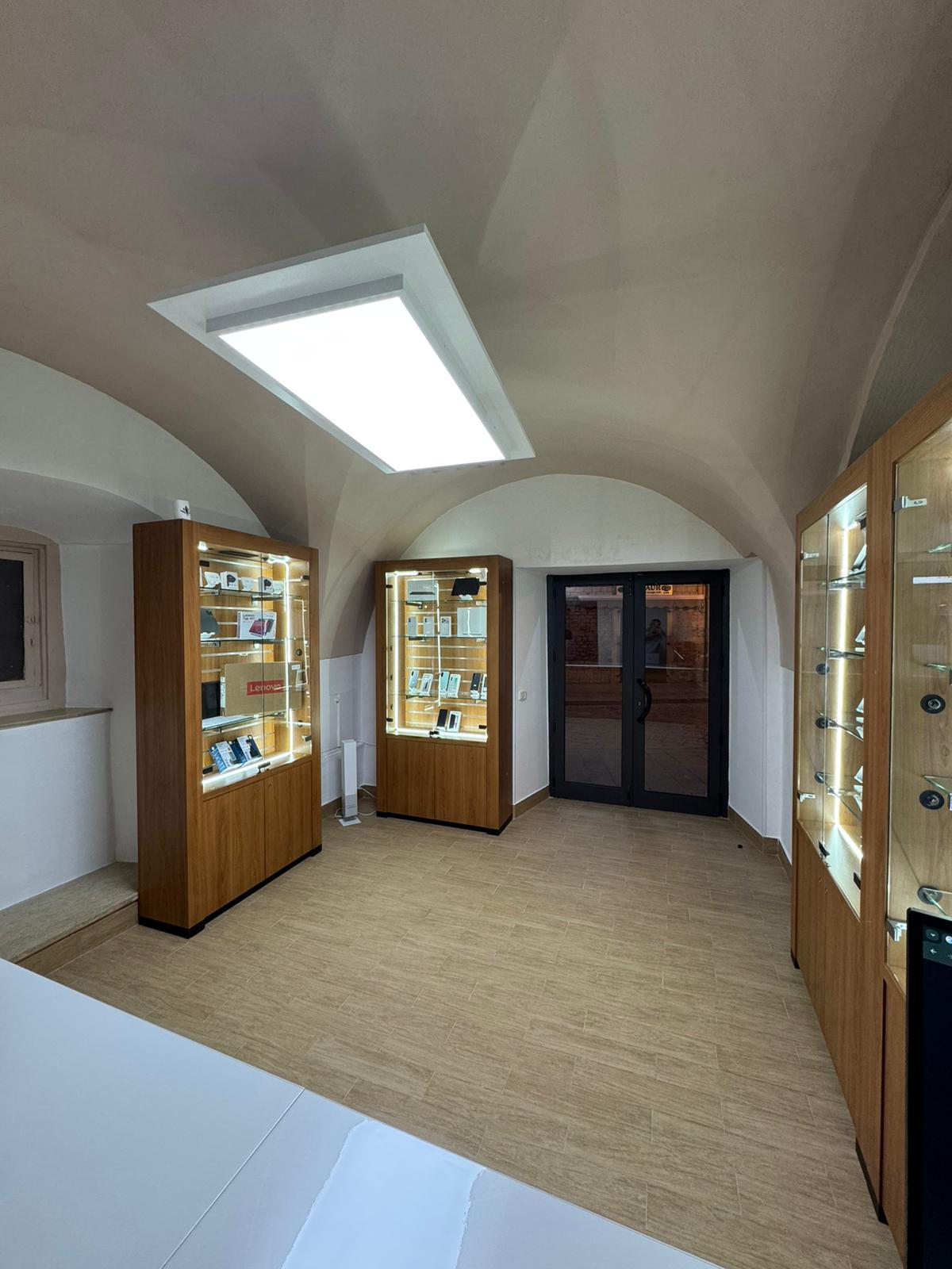 La sala del negozio SmartPoint vista verso l'ingresso, con le vetrine dei prodotti ai lati